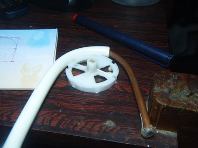 introduzco todo el tubo en una manquera plastica...