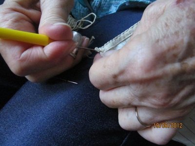 El pedazo de cabo que se dejó se introduce por entre el dobladillo y se fija con unas puntadas.