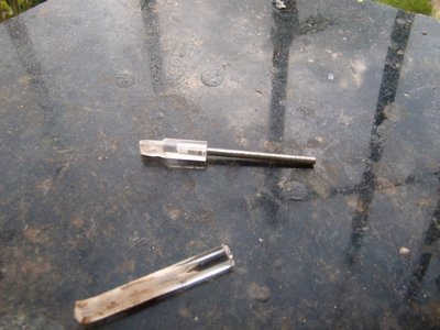 perforo el trozo de acrilico y enrosco el tornillo, queda fijo, muy ajustado..