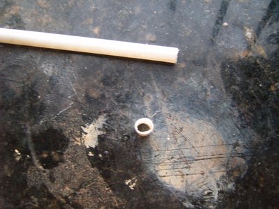 entra ajustado, pero si permite el giro suavemente, corto un trozo, mas pequeño que la parte de aluminio donde estan hechas las dos cajas..
