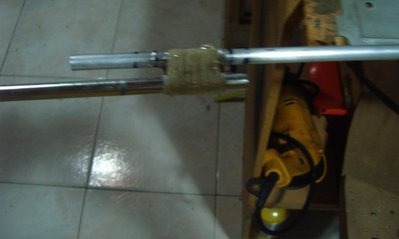 luego con la piola, esta es muy dura, si tratas de romperla jalando sus extremos te cortas los dedos y no la rompes, tienes que usar tijera o bisturin.. la encero me queda mas dura aun..