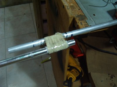 voy aplicando epoxy por partes, hasta cubirla por todas sus partes, hay que ir moviendo y sacando el tubo, para que no se pegue y quede el bujecito suave..