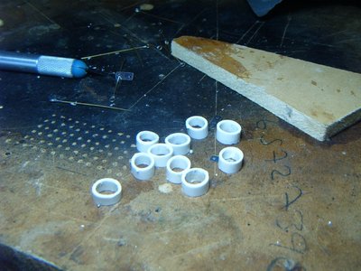 cortes los trocitos de manguera casi del mismo tamaño, mira que meti la manguera en una llave (aflojar tuerca boca cerrada), cortaba con la sierra y luego la llave me permitia pasarla por la lijadora, por ambos lados, asi caso todas me quedaban igual..