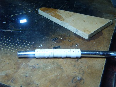 introduzco los anillos en tu tubo marco un puntico en el centro y taladro con broca la mas fina...