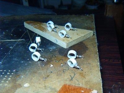 aqui ya por el interior del anillo de manguera, paso una capa fina de epoxi de dos componentes, para darle mas dureza y fijar las piezas, y hacer mas resistente a la tension el anillo..