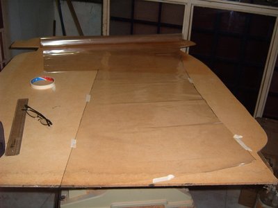 lo primero organice la mesa de trabajo, en este caso un trozo de lamina de mdf que tenia me servira de meson je je je, hay extiendo el papel.....
