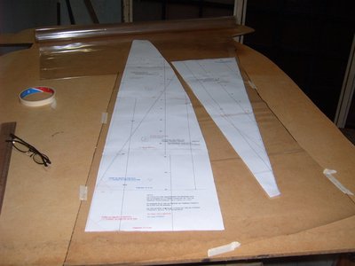 fijo las puntas del papel con tirro, y coloco los moldes encima