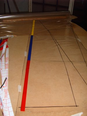y empiezo a pegar por todo el borde del papel celofan, conservando la linea de las velas o su forma..