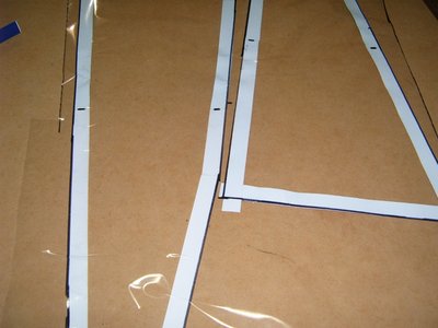 sobre este lado empiezo a colocar tiras de papel contac como hicimos en el otro lado...