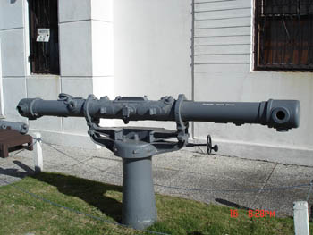 Foto de un telemetro individual (supestamente del Graf Spee) que se encuentra en la puerta del museo de la marina de Montevideo Uruguay.