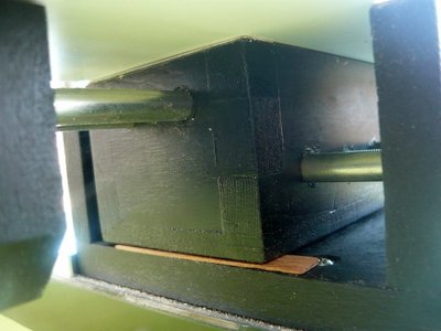 Aquí se ven las guías para ambos ejes (x e y), son 2 varillas de 8mm, en medio va la varilla roscada