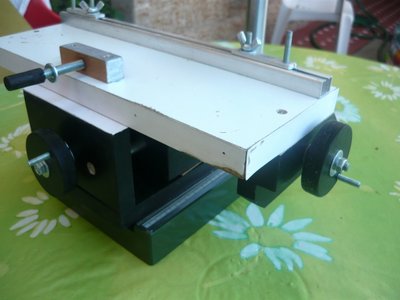 Una más, aquí se ve las 2 ruedas que permiten controlar el movimiento de la mesa