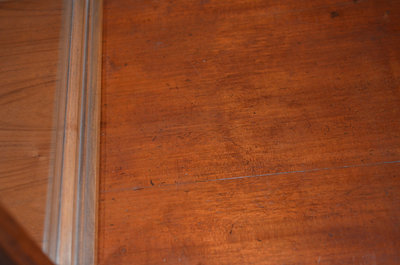vitrina de nogal sobre mesa de caoba