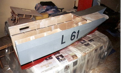 Con obra viva pintada, linea de flotacion y numeral &quot;L-61&quot;.