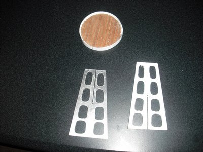 La base es aluminio y un pequeño forro de madera,(cubierta).Para unirlas entre si,hice medio corte a las dos piezas con la sierra de pelo.