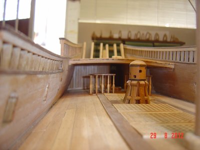 Realizados y montados los mamparos de la cámara del capitán y colocada la balaustrada de las escaleras de caracol bajante a la cubierta inferior.