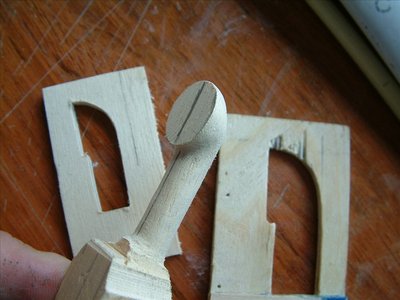 Tallo el manguerote y hago en chapa de madera unos perfiles abiertos por donde debe pasar con holgura. Debo hacer un manguerote de cada medida