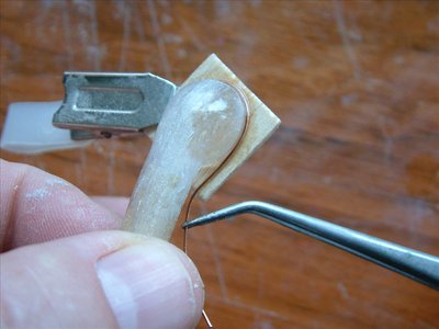 Pego un hilo de cobre o laton alredeor de la cazoleta del manguerote. Para facilitar esta labor le pego antes un trozo de madera de balsa