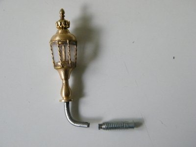 Una vez cortada la parte del tornillo que no se necesita, el fanal irá en la popa del Wasa.