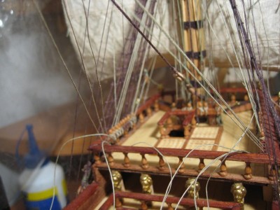 Los últimos cabos no los ataré hasta que no recoja la vela trinqueta y ponga las bolinas.