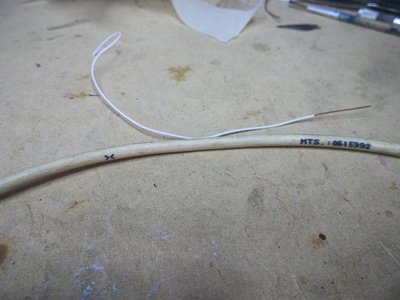para hacer la protecciones comienzo eligiendo el material a emplear, en este caso alambre de cobre de cable telefonico.
