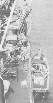 En esta foto vemos al Altmark llenando un bote con provisiones para el Graf Spee