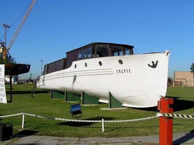 Y ESTA FOTO ME LLAMO MUCHO LA ATENCION, SEGUN DICE EL ENUNCIADO SE TRATA DE UNA LANCHA DEL SPEE QUE SE ENCUENTRA EN EL PUERTO DE BUENOS AIRES, ESTA MUY SERCA DE DONDE VIVO ASI QUE PODRIA VERLA PERSONALMENTE, PERO TENIA ENTENDIDO QUE SOLO HABIA UNA EN EL MUSEO DEL TIGRE Y QUE ESTA DESPUES DE ESTAR EXPUESTA DURANTE AÑOS A LA INTEMPERIE SE DETERIORO MUCHISIMO Y LA TERMINARON USANDO COMO LEÑA PARA UN ASADO, ESO ME LO CONTO UN OPERARIO DEL CLUB NAUTICO DEL MUSEO, DONDE UN AMIGO GUARDA SU LANCHA. (SI ES VERDAD ES PARA MATARLOS). LA FOTO DICE ASI: CELTIC - allegedly a boat of the German WWII Battleship &quot;ADMIRAL GRAF SPEE&quot; at Tandanor Shipyard. Y LA DIRECCION DE DONDE LA SAQUE ES ESTA: http://www.panoramio.com/photo/16168355