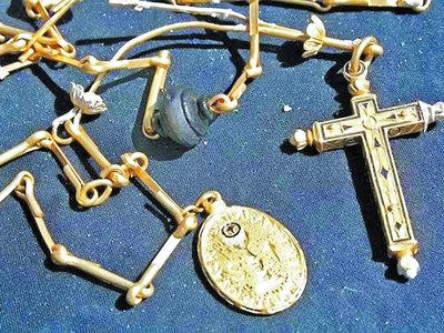 tesoro de Nuestra señora de Atocha.. CADENA MILLONARIA. MIDE MAS DE UN METRO DE LARGO, TIENE CUENTAS SIMILARES A UN ROSARIO Y UN CRUCIFIJO..jpg