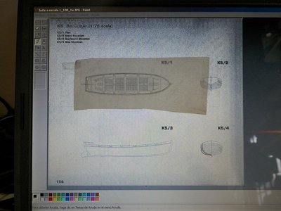 COMIENZO CALCANDO LAS FIGURAS DEL PLANDO DIRECTAMENTE DE LA PANTALLA DE LA COMPUTADORA, CON LA IMPRESORA SE COMPLICA INNECESARIAMENTE PARA HACER UN BUEN AJUSTE DELA ESCALA. ES EL MISMO METODO QUE IDEE PARA HACER EL AVIONCITO, DADO QUE EN LOS DOS CASOS SON PLANOS QUE ME FACILITARON LOS AMIGOS DEL FORO.