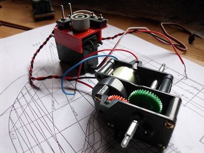 Servo normal con reductora tamiya