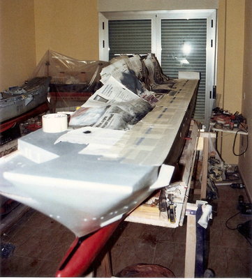 Enmascarado de la cubierta para pintar las lineas blancas correspondientes a la cubierta de vuelo.