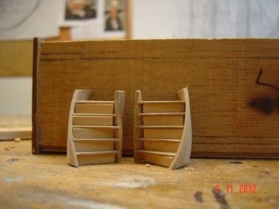 Preparando escaleras de caracol para la subida a la toldilla.