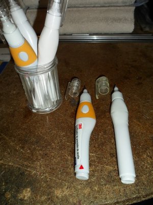 Diferencias sustanciosas con el corrector, valvula y dosificador ovalado blanco,cantidad que contine 12 ml contra los 8 ml del corrector......