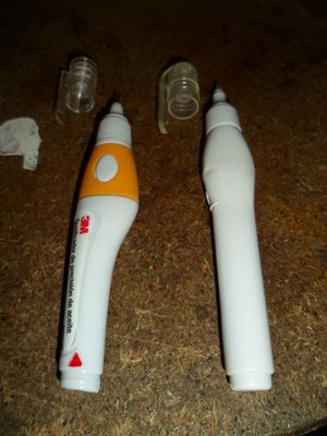 Los dos productos frente a frente y sus diferencias, apreciables a simple vista.... el triangulo pintado de rojo es mio y es para diferenciar con un codigo de colores el tipo de cola que lleva el dosificador.