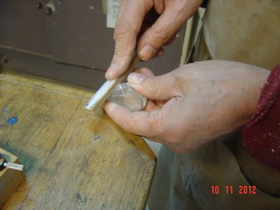 Una vez hechos los surcos, con lija pulo y aplano lo que serán los cristales, terminando el pulido con lija de grano muy fino y puliendo con pasta de los dientes.