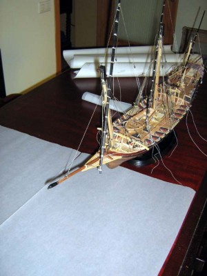 Primero necesitamos, el barco, papel, regla y tijeras.<br />Vamos ha hacer un patrón de cada vela