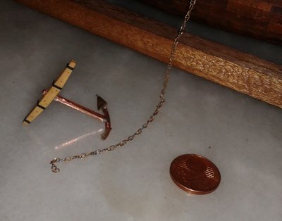 Cadena y ancla del bergantín. Observese que la cadena está tiene contretes en los eslabones y está hecha a mano.