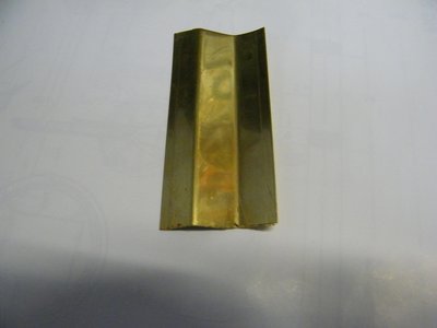 Encontré un trozo de pletina de latón de los usados para suelos.