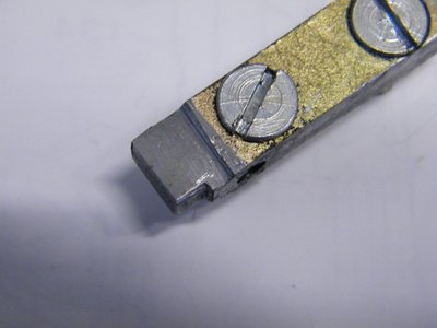 Después, con otros dos trozos de hierro, unidos con tornillos, hice otra pieza para hacer el doblado final.