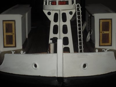 El Cortafuegos al igual que otras piezas del barco solo estan puestos provisionalmente para que se vea un poco como iran.Tambien la pintura he de perfilarla en algunos sitios .