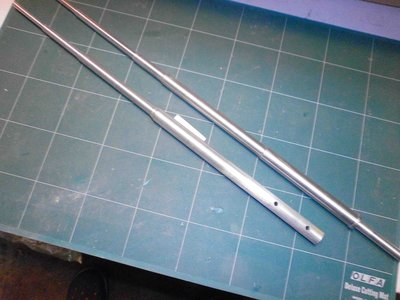 Los mástiles torneados en aluminio ya que mi torno (Proxxon 230), no tiene la capacidad para el largo de los mismos, así que debí hacerlo en dos partes ajustándolos mediante roscas macho y hembra