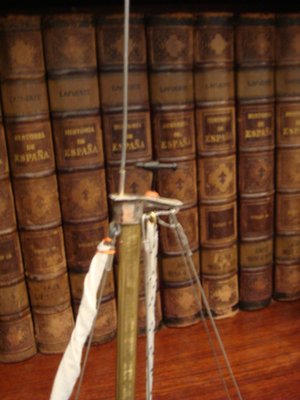 El palo y la botabara son tubo de cobre aplastados  a base de martillo habie3ndoles metido dentro un liston.todo lo demás de esas cosas que suele haber en los cajones de los que no tiramos nada.