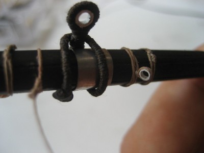 detalle de del ojo de buey de la verga de mesana. La anilla que está asu lado es para pasar el cabo que rodea al palo mesana.