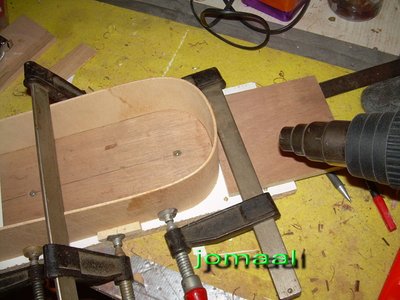 Esta foto va dedicada a Gerardo para que vea con que facilidad se dobla la madera con la pistola de aire caliente